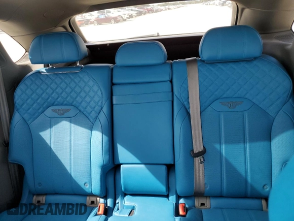 2022 Bentley Bentayga V8 z VIN SJAAM2ZV9NC011752, wystawiony jako Copart lot #79142714 z przebiegiem Nie podano mil oraz Nie do naprawy. Historia ofert i sprzedaży dostępna na DreamBid. Obrazek 10.