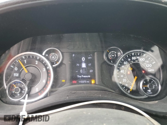 2022 Ram 3500 Tradesman z VIN 3C63R3GL4NG238612, wystawiony jako Copart lot #51502195 z przebiegiem 110 373 mil mil oraz Czysty tytuł • Clean title. Historia ofert i sprzedaży dostępna na DreamBid. Obrazek 9.