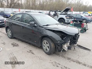 2014 Chevrolet Cruze 1LT z VIN 1G1PC5SB7E7177122, wystawiony jako IAAI lot #42102838 z przebiegiem 150 502 mil mil oraz . Historia ofert i sprzedaży dostępna na DreamBid. Obrazek 1.