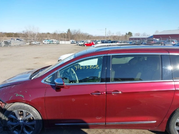 2018 Chrysler Pacifica Limited with VIN 2C4RC1GG4JR260092, listed as a IAAI auction lot 41613868 with 151,453 mi miles. Bid and sale history available at carsss.com. Image 15.