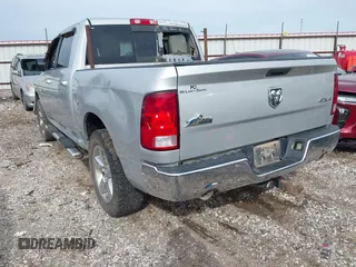 2015 Ram 1500 Big Horn z VIN 3C6RR7LT8FG711548, wystawiony jako IAAI lot #42059708 z przebiegiem 181 589 mil mil oraz . Historia ofert i sprzedaży dostępna na DreamBid. Obrazek 3.