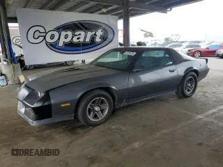 1982 Chevrolet Camaro z VIN 1G1AP87H7CL123445, wystawiony jako Copart lot #60354265 z przebiegiem 132 227 mil mil oraz Czysty tytuł • Clean title. Historia ofert i sprzedaży dostępna na DreamBid. Obrazek 1.