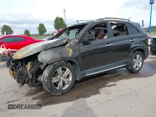2012 Kia Sorento EX z VIN 5XYKU4A28CG228167, wystawiony jako IAAI lot #40730275 z przebiegiem Nie podano mil oraz . Historia ofert i sprzedaży dostępna na DreamBid. Obrazek 2.
