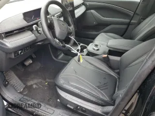 2024 Ford Mustang Mach-E Premium z VIN 3FMTK3R70RMA15127, wystawiony jako Copart lot #83343264 z przebiegiem 66 mil mil oraz Szkoda całkowita • Salvage title. Historia ofert i sprzedaży dostępna na DreamBid. Obrazek 7.