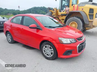 2017 Chevrolet Sonic LS z VIN 1G1JB5SHXH4124188, wystawiony jako IAAI lot #42427404 z przebiegiem 143 628 mil mil oraz . Historia ofert i sprzedaży dostępna na DreamBid. Obrazek 1.
