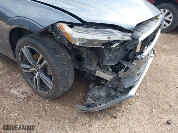 2018 Volvo XC60 Momentum with VIN YV4102RK7J1065151, listed as a IAAI auction lot 40770060 with 63,505 mi miles. Bid and sale history available at carsss.com. Image 6.