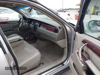 2003 Lincoln Town Car Signature z VIN 1LNHM82W13Y640985, wystawiony jako IAAI lot #42294241 z przebiegiem 230 556 mil mil oraz . Historia ofert i sprzedaży dostępna na DreamBid. Obrazek 5.