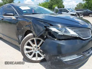 2016 Lincoln MKZ z VIN 3LN6L2J93GR632474, wystawiony jako IAAI lot #42607060 z przebiegiem 99 490 mil mil oraz . Historia ofert i sprzedaży dostępna na DreamBid. Obrazek 6.
