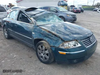 2001 Volkswagen Passat GLX with VIN WVWTH63B51E124484, listed as a IAAI auction lot 42043719 with 42,585 mi miles. Bid and sale history available at carsss.com. Image 1.