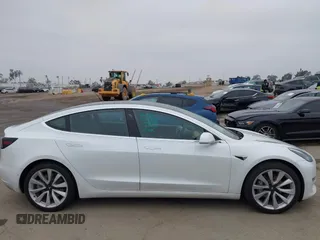 2020 Tesla Model 3 Standard Range Plus z VIN 5YJ3E1EAXLF806438, wystawiony jako IAAI lot #42104964 z przebiegiem 89 065 mil mil oraz . Historia ofert i sprzedaży dostępna na DreamBid. Obrazek 13.