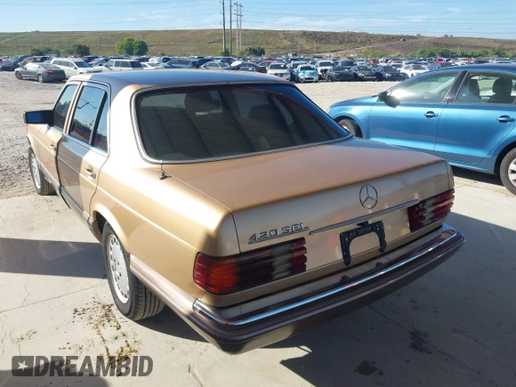1988 Mercedes-Benz 420 with VIN WDBCA35DXJA370020, listed as a IAAI auction lot 41464756 with 110,166 mi miles. Bid and sale history available at carsss.com. Image 3.