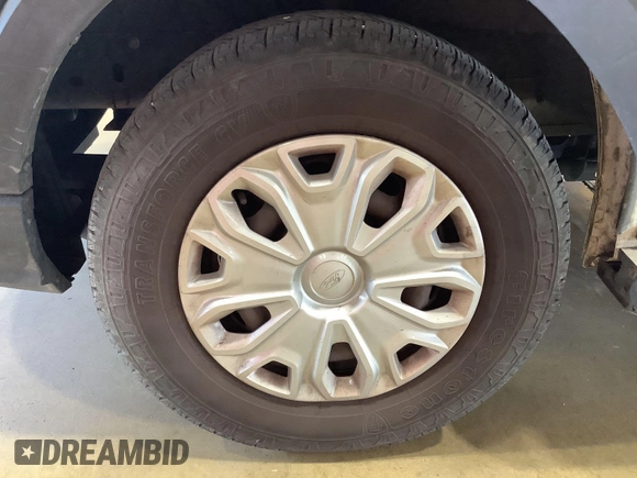2020 Ford Transit Cargo z VIN 1FTBR1Y8XLKB06141, wystawiony jako IAAI lot #42642640 z przebiegiem 123 417 mil mil oraz . Historia ofert i sprzedaży dostępna na DreamBid. Obrazek 3.