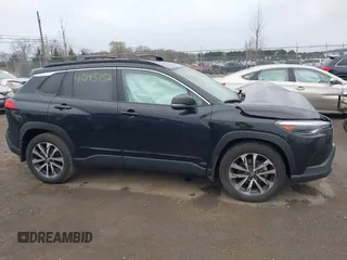 2023 Toyota Corolla Cross XLE z VIN 7MUDAABG8PV071006, wystawiony jako IAAI lot #41845752 z przebiegiem 33 398 mil mil oraz . Historia ofert i sprzedaży dostępna na DreamBid. Obrazek 13.