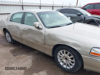 2006 Lincoln Town Car Signature z VIN 1LNHM81W66Y604098, wystawiony jako IAAI lot #42063391 z przebiegiem 93 541 mil mil oraz . Historia ofert i sprzedaży dostępna na DreamBid. Obrazek 6.