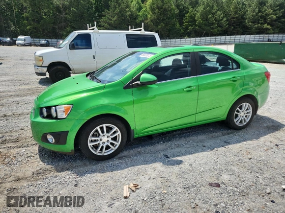 2015 Chevrolet Sonic LT z VIN 1G1JC5SH2F4145840, wystawiony jako Copart lot #59638075 z przebiegiem 101 521 mil mil oraz Czysty tytuł • Clean title. Historia ofert i sprzedaży dostępna na DreamBid. Obrazek 1.