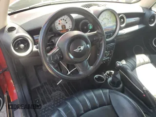 2011 MINI Hardtop z VIN WMWSU3C52BT099618, wystawiony jako Copart lot #57863215 z przebiegiem 98 302 mil mil oraz Tytuł czysty. Historia ofert i sprzedaży dostępna na DreamBid. Obrazek 8.
