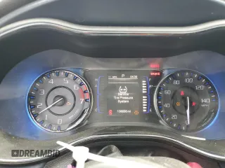 2015 Chrysler 200 S z VIN 1C3CCCBBXFN747271, wystawiony jako Copart lot #54495565 z przebiegiem 136 056 mil mil oraz Szkoda całkowita • Salvage title. Historia ofert i sprzedaży dostępna na DreamBid. Obrazek 9.
