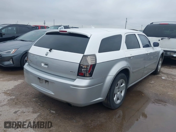 2008 Dodge Magnum SXT with VIN 2D4FV37V78H192963, listed as a IAAI auction lot 41420016 with 191,238 mi miles and . Bid and sale history available at carsss.com. Image 4.