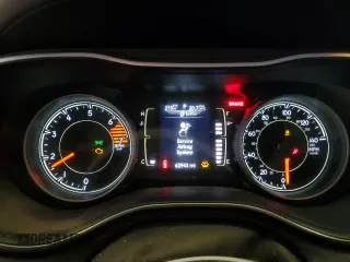 2019 Jeep Cherokee Latitude Plus z VIN 1C4PJLLB4KD307791, wystawiony jako Copart lot #54904595 z przebiegiem 62 943 mil mil oraz Szkoda całkowita • Salvage title. Historia ofert i sprzedaży dostępna na DreamBid. Obrazek 9.