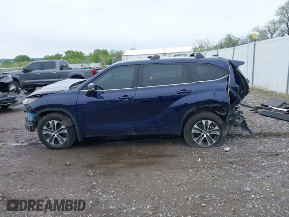 2022 Toyota Highlander XLE with VIN 5TDGZRBH6NS591080, listed as a IAAI auction lot 42271952 with 36,895 mi miles and . Bid and sale history available at DreamBid. Image 15.