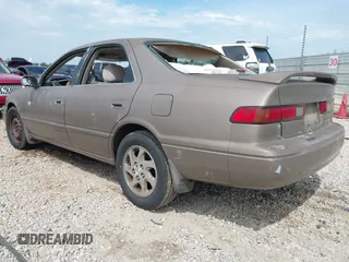 1999 Toyota Camry LE z VIN JT2BF28K9X0216439, wystawiony jako IAAI lot #42213626 z przebiegiem 280 812 mil mil oraz . Historia ofert i sprzedaży dostępna na DreamBid. Obrazek 3.