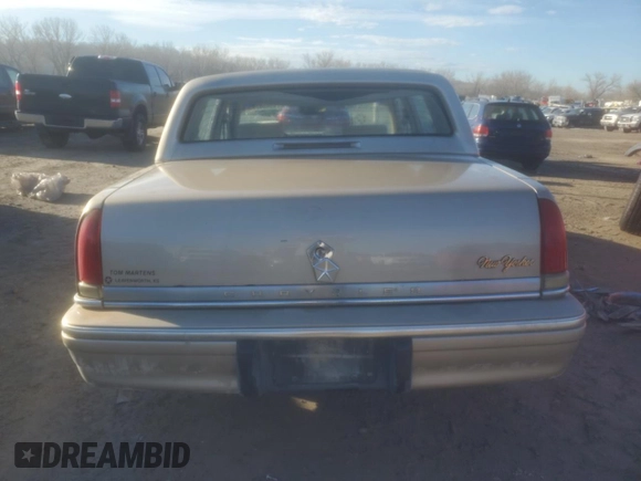 1992 Chrysler New Yorker z VIN 1C3XC66R8ND780848, wystawiony jako Copart lot #46454745 z przebiegiem 138 439 mil mil oraz Szkody całkowita. Historia ofert i sprzedaży dostępna na DreamBid. Obrazek 6.