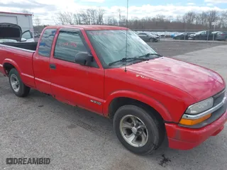 2000 Chevrolet S-10 LS with VIN 1GCCS19W3Y8111269, listed as a IAAI auction lot 42087682 with 176,712 mi miles. Bid and sale history available at carsss.com. Image 1.