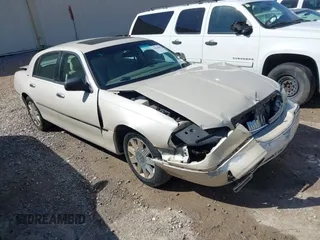 2003 Lincoln Town Car Cartier z VIN 1LNHM83W03Y643441, wystawiony jako IAAI lot #41626585 z przebiegiem 130 785 mil mil oraz . Historia ofert i sprzedaży dostępna na DreamBid. Obrazek 1.