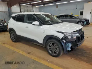 2023 Kia Seltos LX z VIN KNDEPCAA6P7362944, wystawiony jako Copart lot #53048395 z przebiegiem 48 646 mil mil oraz Szkoda całkowita • Salvage title. Historia ofert i sprzedaży dostępna na DreamBid. Obrazek 4.