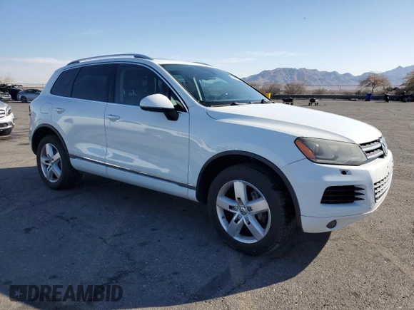 2013 Volkswagen Touareg Exec z VIN WVGEF9BP2DD003995, wystawiony jako Copart lot #42577835 z przebiegiem 160 562 mil mil oraz Czysty tytuł • Clean title. Historia ofert i sprzedaży dostępna na DreamBid. Obrazek 4.