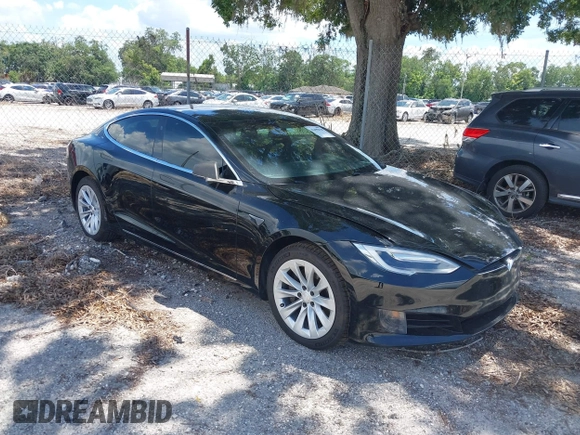 2017 Tesla Model S 60 z VIN 5YJSA1E13HF199359, wystawiony jako IAAI lot #42490410 z przebiegiem 100 377 mil mil oraz . Historia ofert i sprzedaży dostępna na DreamBid. Obrazek 1.