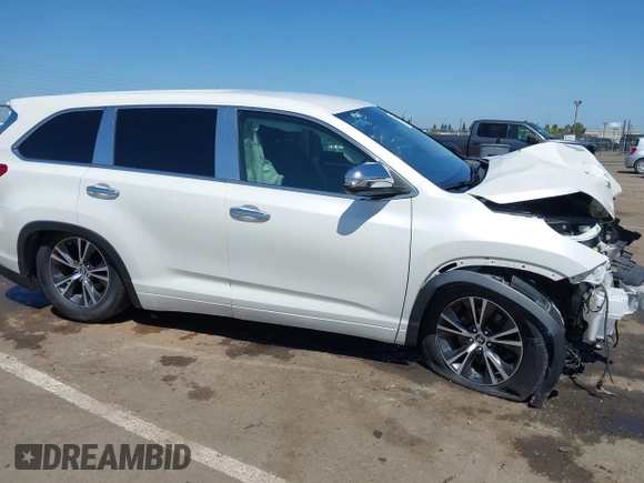2017 Toyota Highlander LE z VIN 5TDZZRFH7HS221067, wystawiony jako IAAI lot #42168559 z przebiegiem 93 827 mil mil oraz . Historia ofert i sprzedaży dostępna na DreamBid. Obrazek 14.