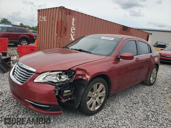 2013 Chrysler 200 Touring z VIN 1C3CCBBB4DN577755, wystawiony jako Copart lot #55904845 z przebiegiem 138 423 mil mil oraz Szkoda całkowita • Salvage title. Historia ofert i sprzedaży dostępna na DreamBid. Obrazek 1.