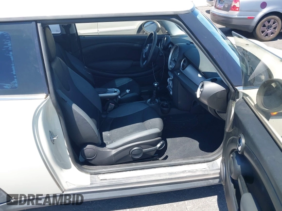 2007 MINI Hardtop with VIN WMWMF33567TU62285, listed as a IAAI auction lot 42517575 with 137,542 mi miles and . Bid and sale history available at DreamBid. Image 5.