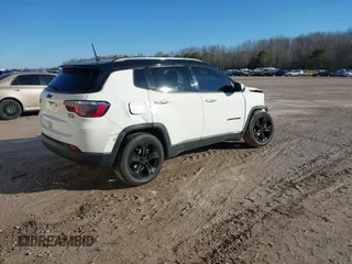 2018 Jeep Compass Latitude with VIN 3C4NJCBB3JT407916, listed as a IAAI auction lot 41333657 with 84,929 mi miles. Bid and sale history available at carsss.com. Image 4.