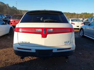 2014 Lincoln MKT EcoBoost z VIN 2LMHJ5AT4EBL52249, wystawiony jako IAAI lot #41347712 z przebiegiem 110 370 mil mil oraz . Historia ofert i sprzedaży dostępna na DreamBid. Obrazek 16.