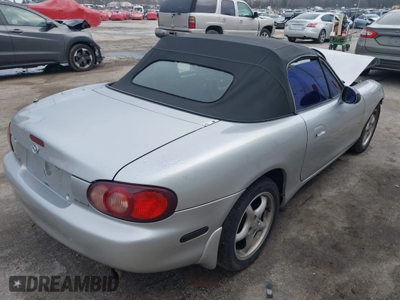2002 Mazda MX-5 Miata Cloth z VIN JM1NB353320230803, wystawiony jako IAAI lot #41209388 z przebiegiem 84 815 mil mil oraz . Historia ofert i sprzedaży dostępna na DreamBid. Obrazek 4.