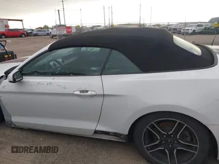2020 Ford Mustang EcoBoost z VIN 1FATP8UH4L5120002, wystawiony jako IAAI lot #41977618 z przebiegiem 63 570 mil mil oraz . Historia ofert i sprzedaży dostępna na DreamBid. Obrazek 15.