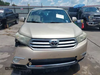 2011 Toyota Highlander z VIN 5TDBK3EH2BS042799, wystawiony jako IAAI lot #39900598 z przebiegiem 232 331 mil mil oraz . Historia ofert i sprzedaży dostępna na DreamBid. Obrazek 13.