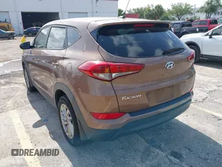 2016 Hyundai Tucson SE z VIN KM8J23A4XGU180300, wystawiony jako IAAI lot #42123067 z przebiegiem 123 804 mil mil oraz . Historia ofert i sprzedaży dostępna na DreamBid. Obrazek 3.