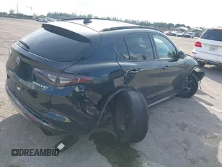 2024 Alfa Romeo Stelvio Veloce z VIN ZASPAKBN7R7D70471, wystawiony jako IAAI lot #41231215 z przebiegiem 30 393 mil mil oraz . Historia ofert i sprzedaży dostępna na DreamBid. Obrazek 4.