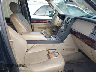 2006 Lincoln Navigator Luxury with VIN 5LMFU27586LJ17756, listed as a IAAI auction lot 41514631 with 296,988 mi miles. Bid and sale history available at carsss.com. Image 5.