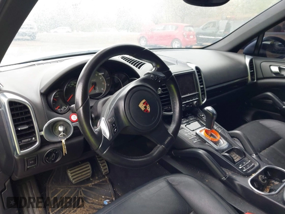 2012 Porsche Cayenne S Hybrid z VIN WP1AE2A2XCLA90082, wystawiony jako IAAI lot #41960714 z przebiegiem 139 081 mil mil oraz . Historia ofert i sprzedaży dostępna na DreamBid. Obrazek 20.