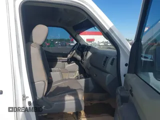 2020 Nissan NV Cargo SV z VIN 1N6BF0LY5LN810818, wystawiony jako IAAI lot #42051143 z przebiegiem 86 560 mil mil oraz . Historia ofert i sprzedaży dostępna na DreamBid. Obrazek 5.