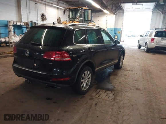 2011 Volkswagen Touareg Sport z VIN WVGFF9BP5BD001093, wystawiony jako IAAI lot #41916995 z przebiegiem 127 478 mil mil oraz . Historia ofert i sprzedaży dostępna na DreamBid. Obrazek 4.