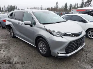 2021 Toyota Sienna XLE with VIN 5TDJSKFC8MS037697, listed as a IAAI auction lot 41711070 with 29,198 mi miles. Bid and sale history available at carsss.com. Image 1.
