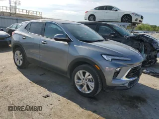 2024 Buick Encore GX Preferred z VIN KL4AMCSL2RB002703, wystawiony jako Copart lot #54006835 z przebiegiem 47 607 mil mil oraz Szkoda całkowita • Salvage title. Historia ofert i sprzedaży dostępna na DreamBid. Obrazek 4.