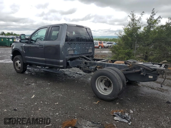 2019 Ford F-350 XL z VIN 1FD8X3HT2KEE17555, wystawiony jako Copart lot #55940505 z przebiegiem 107 979 mil mil oraz Szkody całkowita. Historia ofert i sprzedaży dostępna na DreamBid. Obrazek 2.