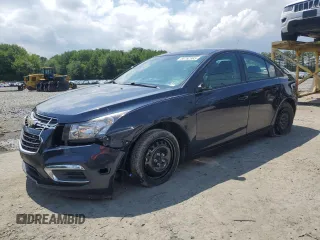 2015 Chevrolet Cruze LS z VIN 1G1PA5SG1F7289143, wystawiony jako Copart lot #58782985 z przebiegiem 46 014 mil mil oraz Szkoda całkowita • Salvage title. Historia ofert i sprzedaży dostępna na DreamBid. Obrazek 1.