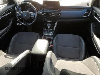 2023 Kia Seltos S z VIN KNDEU2AA1P7394185, wystawiony jako Copart lot #56978355 z przebiegiem 48 202 mil mil oraz Szkody całkowita. Historia ofert i sprzedaży dostępna na DreamBid. Obrazek 8.